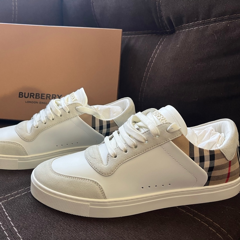 BURBERRY Sneakers white in leather and suede.